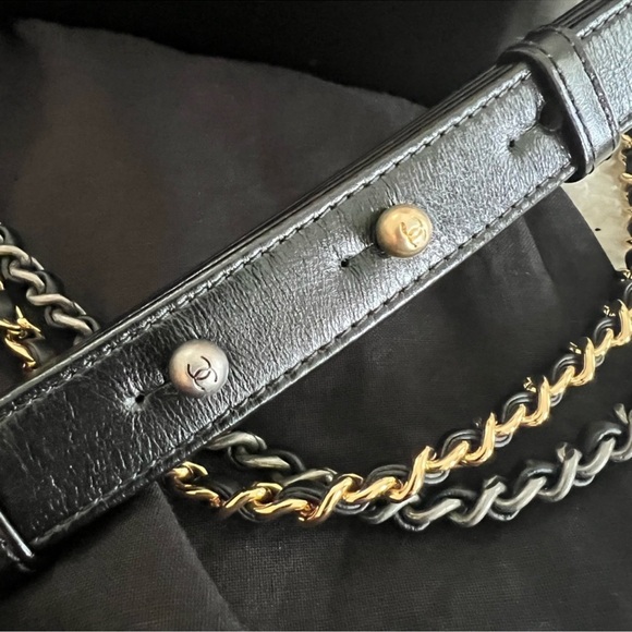 Medium Chanel in cream & black - Picture 2 of 2